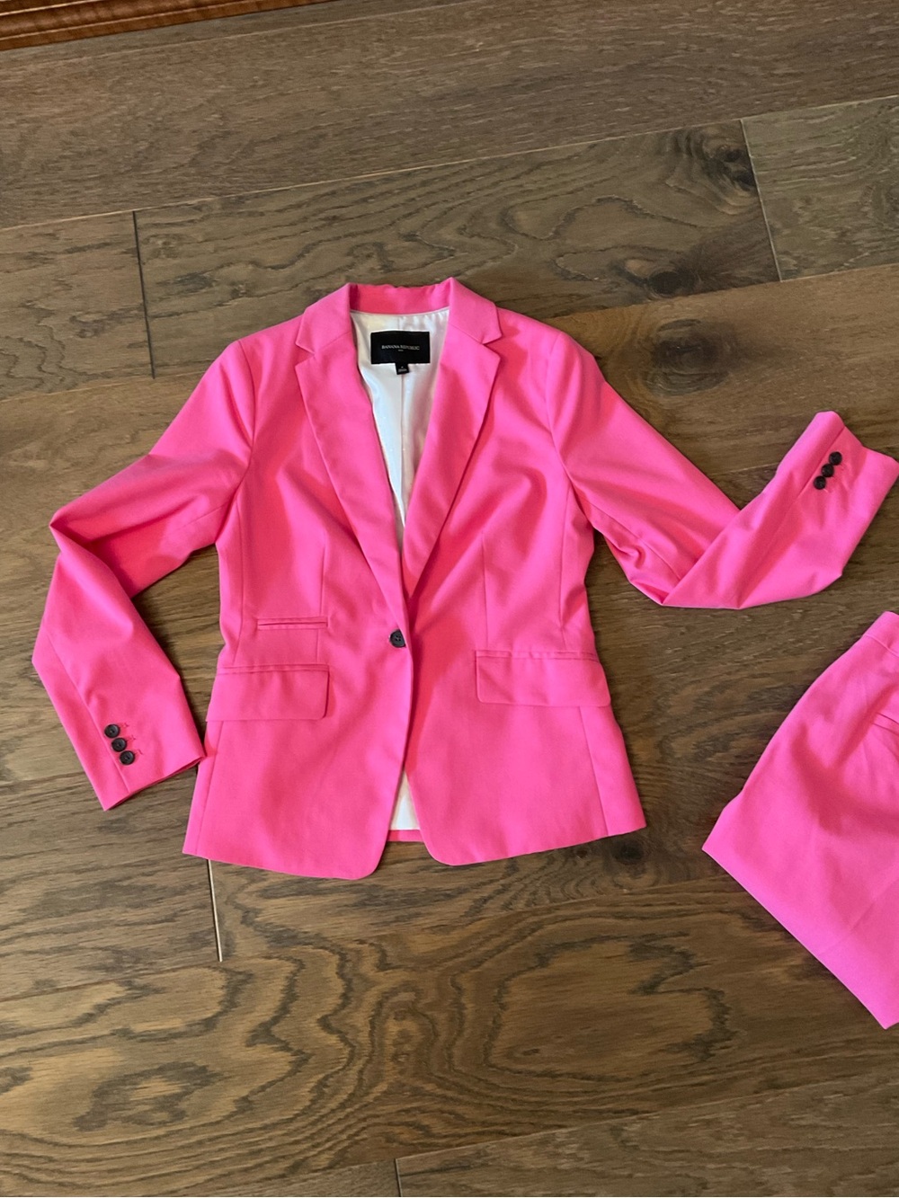 Banana Republic Classic Fit Blazer & Ryan Pant
Blazer: Size 4
Pant: Size 2 - Picture 4 of 15